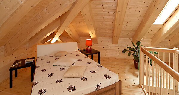 Schlafzimmer mit Doppelbett - Ferienhaus in Bayern